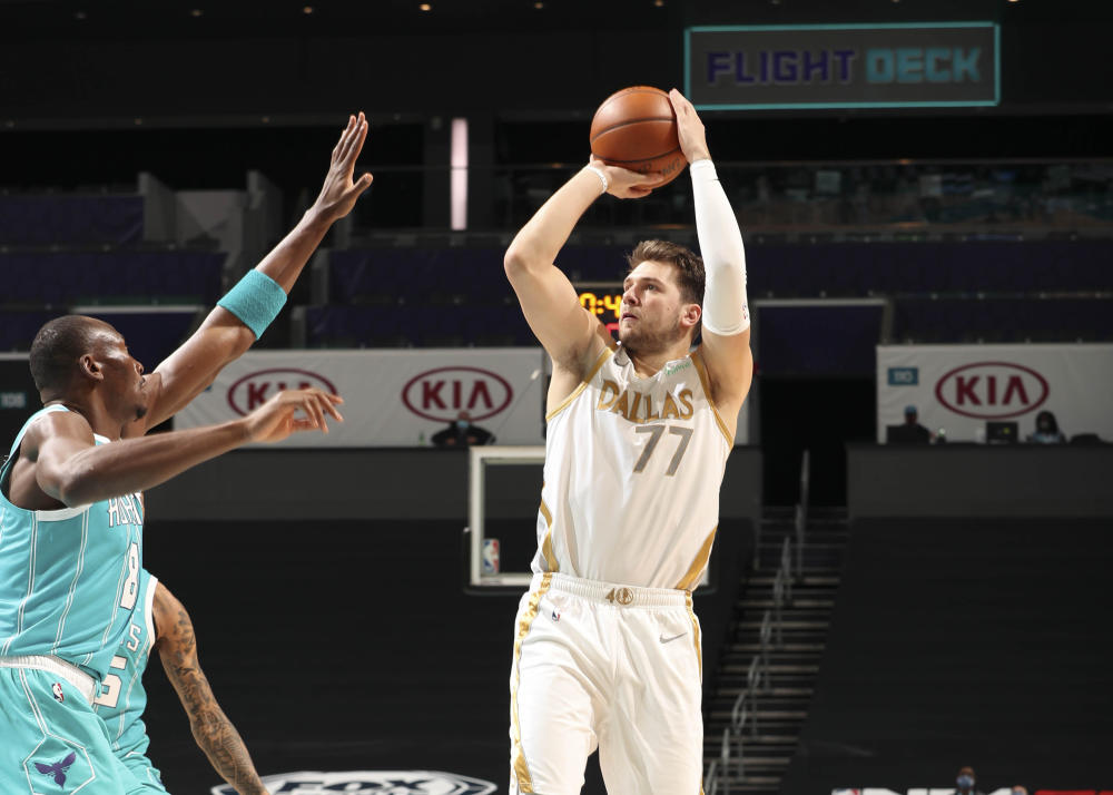 包含Rookie关键节点战术调整东契奇与40激战独行侠分钟,现场解说直呼:夏洛特黄蜂内部沟通的词条 包含Rookie关键节点战术调整东契奇与40激战独行侠分钟,现场解说直呼:夏洛特黄蜂内部沟通的词条